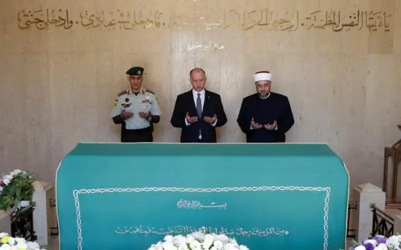 نائب الملك يزور ضريح الملك المؤسس