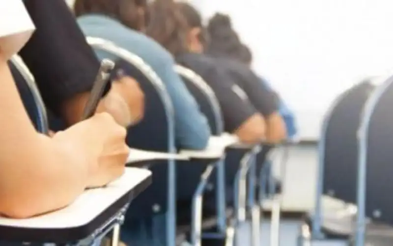 التربية: تصوير ورقة التوجيهي خلال عقد