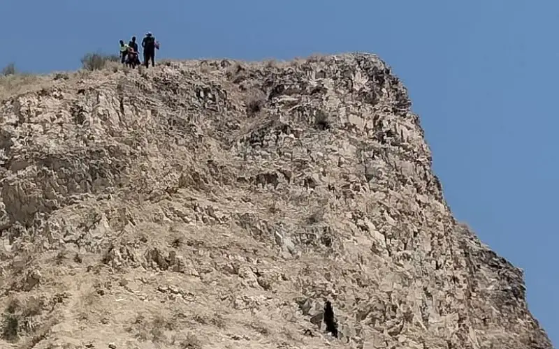 الدفاع المدني ينقذ شخصا علق أعلى