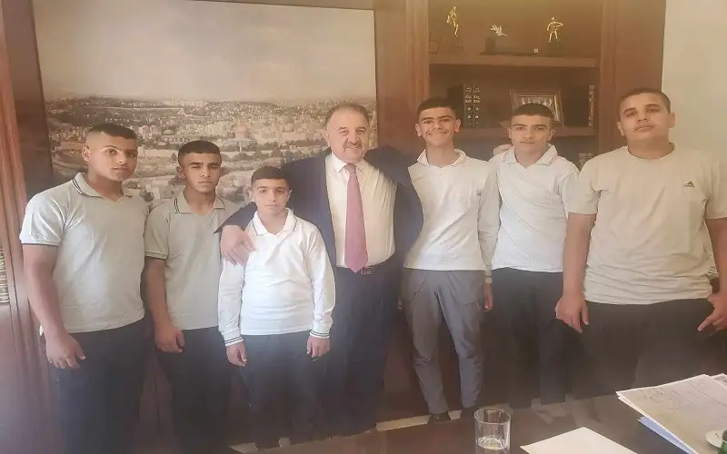 وفد أبناء شهداء جنين يصل عمان..