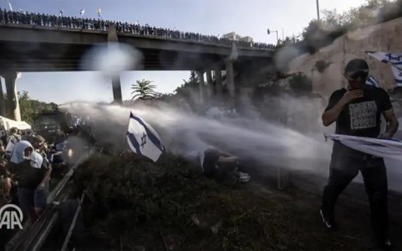 إصابة 12 شرطيا إسرائيليا وتوقيف 40