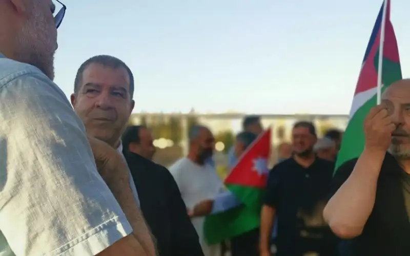 مئات الحزبيين والناشطين يحتجون على قانون