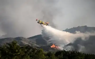مصرع طيارين خلال إطفاء الحرائق في