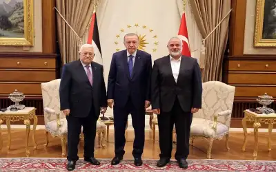 أردوغان يلتقي مع عباس ورئيس المكتب