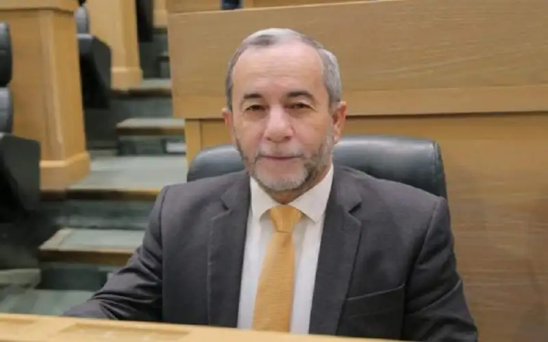 مشوقة يقترح العمل بقانون الجرائم الإلكترونية