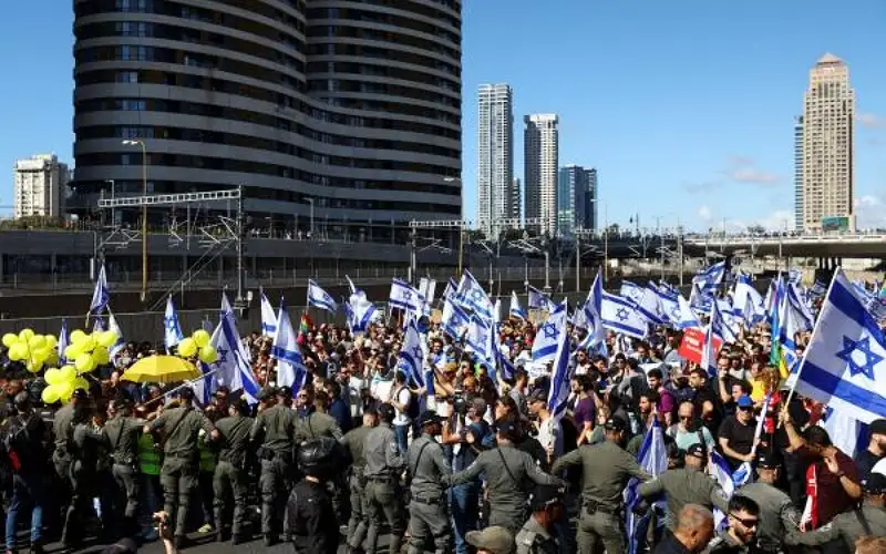 الاحتلال .. الالاف يتظاهرون ضد خطة