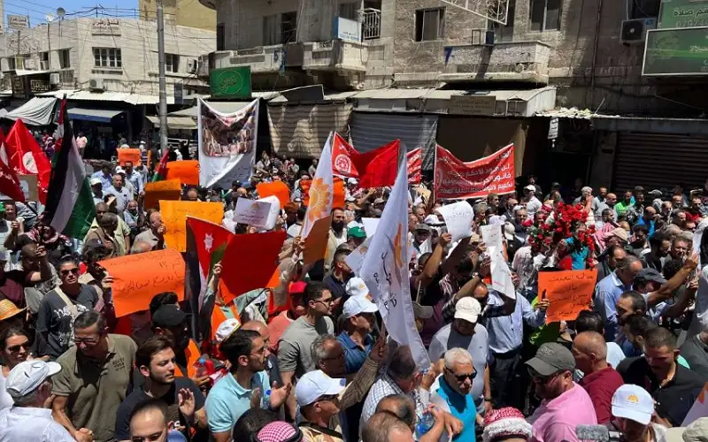 المئات في وسط البلد يحتجون ضد