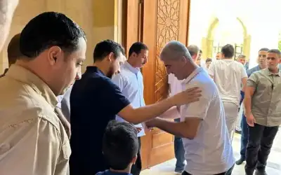 ولي العهد يؤدي صلاة الجمعة في