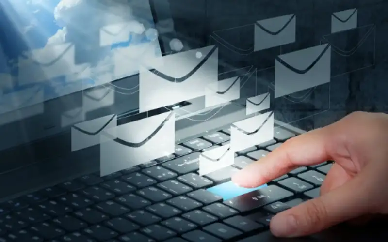 بريطانيا تحقق في إرسال رسائل إلكترونية