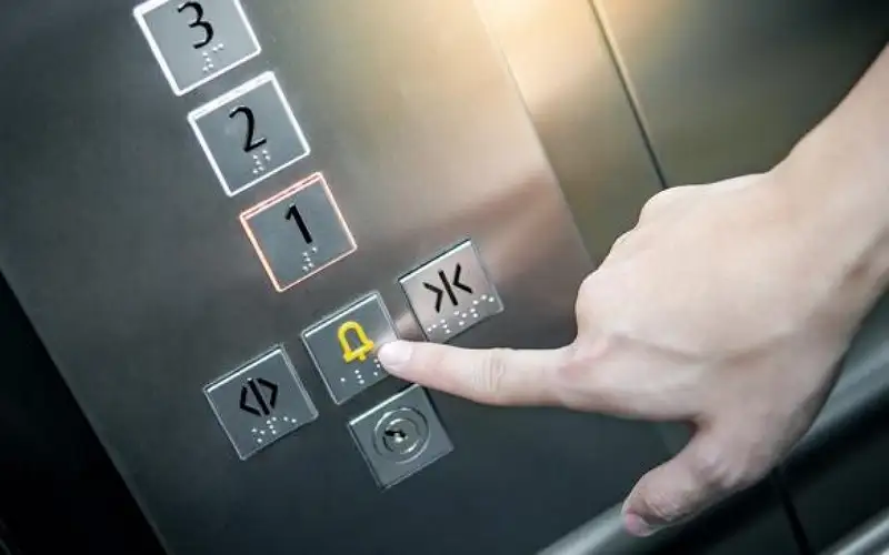 إصابة شخص بسقوط مصعد أثناء مراجعته