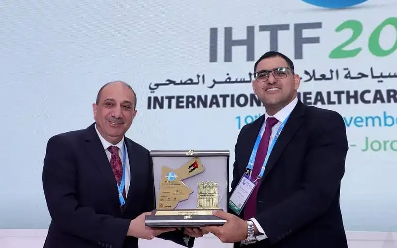 مستشفى الاستقلال يهنئ الأستاذ أحمد الأحمد