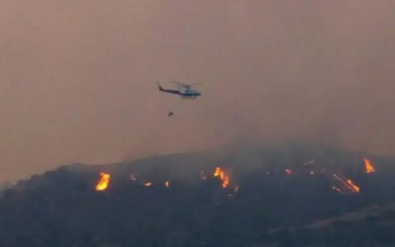 كندا .. إخلاء بلدة حدودية مع