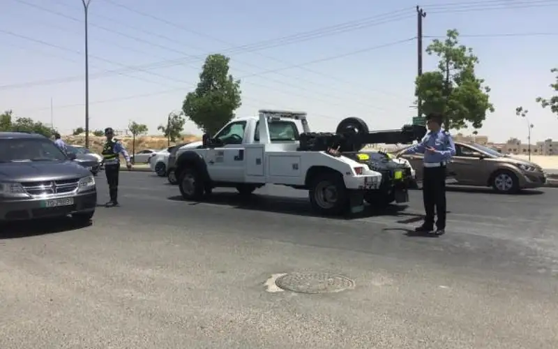 تدهور مركبة باتجاه شارع الأردن