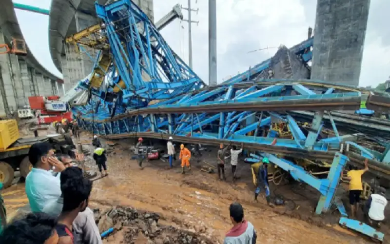 مقتل 20 عاملا بانهيار رافعة في