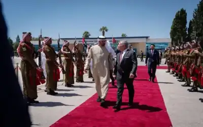 الملك وولي العهد يودعان محمد بن