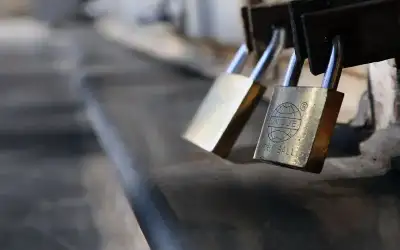 إغلاق معمل غير مرخص لتصنيع مواد