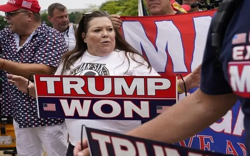 أول تعليق من ترامب بعد جلسة