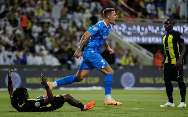 بثلاثية.. الهلال يتخطى الاتحاد ويتأهل إلى