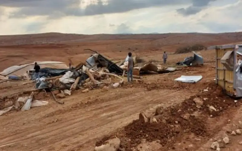 سلطات الاحتلال تجبر عائلات فلسطينية مغادرة