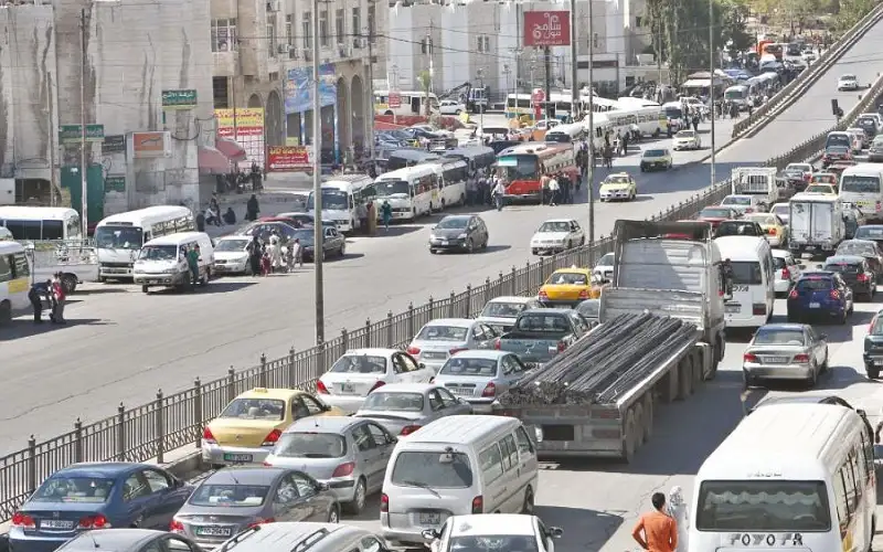 أزمة مرور خانقة على اوتستراد عمان