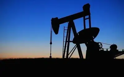 النفط يرتفع بدعم تخفيضات الإنتاج