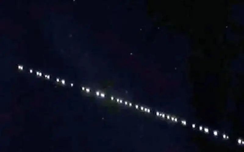 قطار أقمار ستارلينك بسماء الأردن اليوم