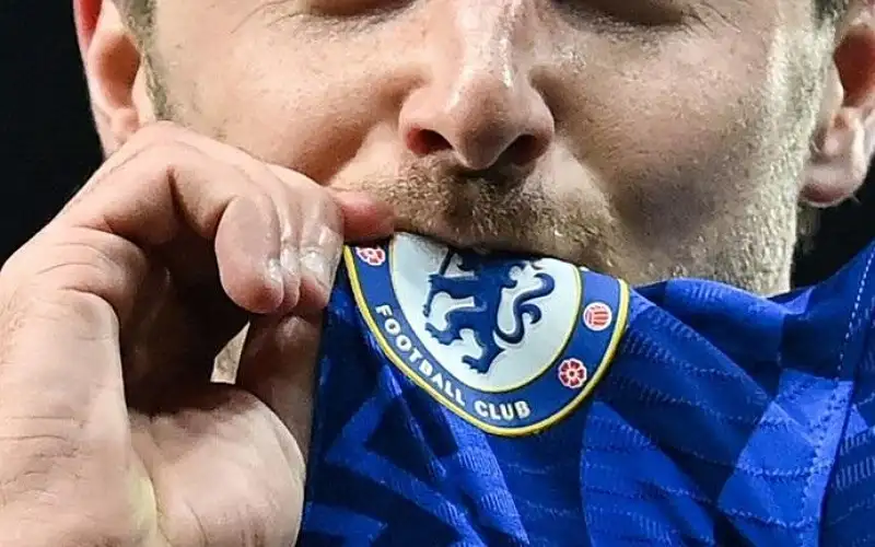 موقع إباحي يعرض رعاية قميص تشيلسي