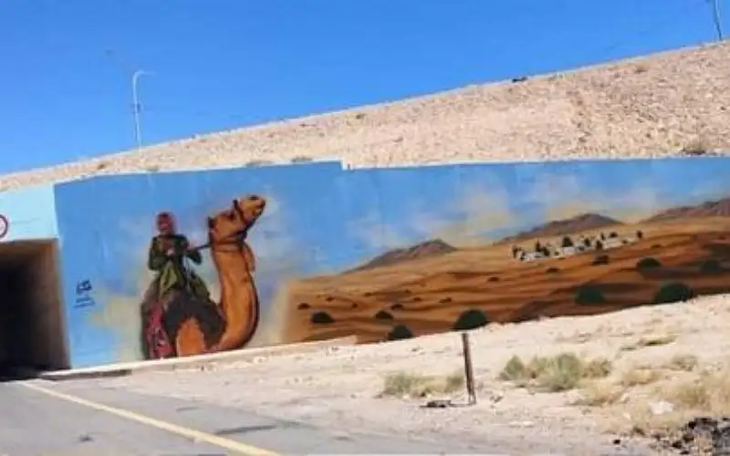 جدارية على الطريق الصحراوي تجسد الحياة