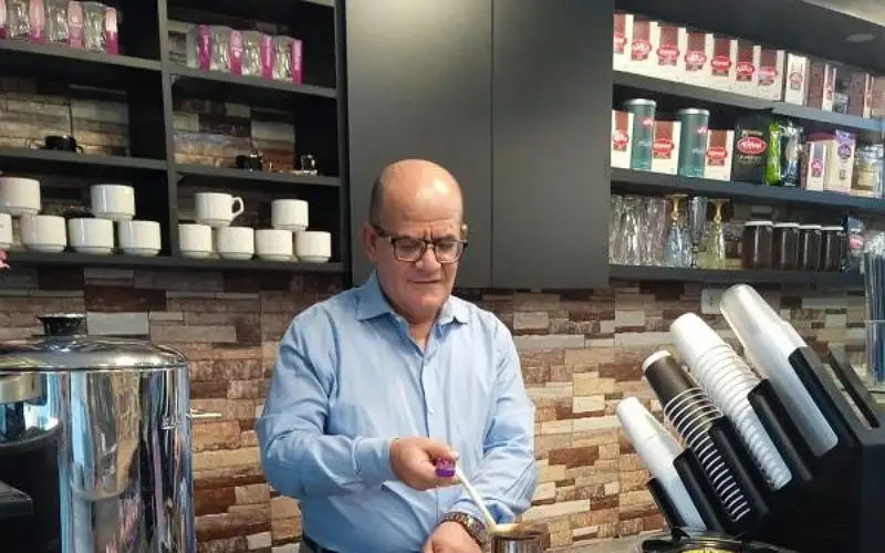 المومني من دكتور جامعي لصانع قهوة