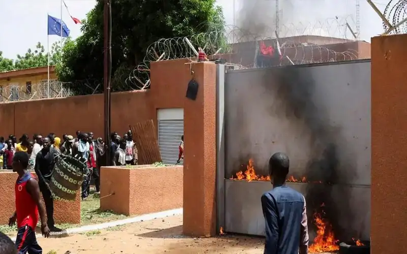 فرنسا: وجود قواتنا في النيجر بطلب