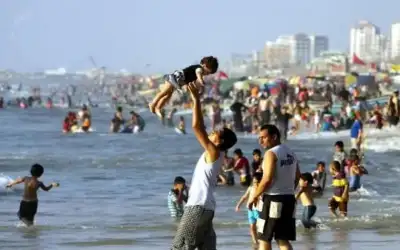 بلدية غزة تمنع السباحة بالبحر الأحمر
