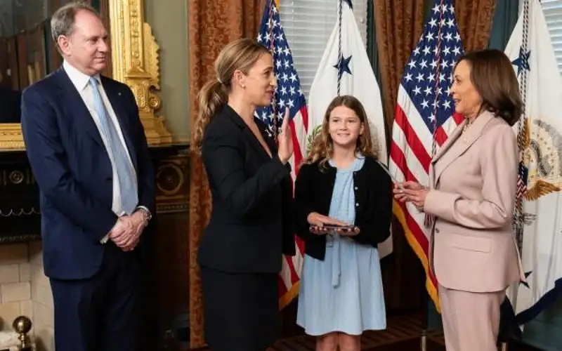 السفيرة الأمريكية بالأردن تؤدي اليمين الدستورية