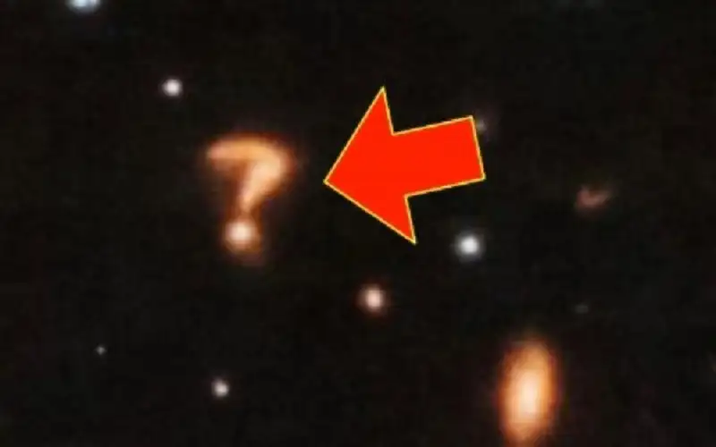 علامة استفهام عملاقة في الفضاء