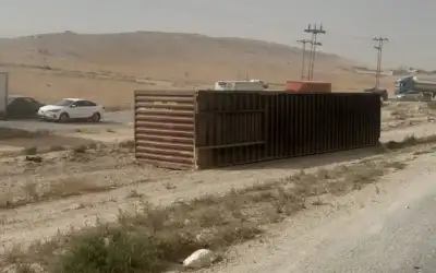 تدهور مركبة شحن على طريق الزرقاء