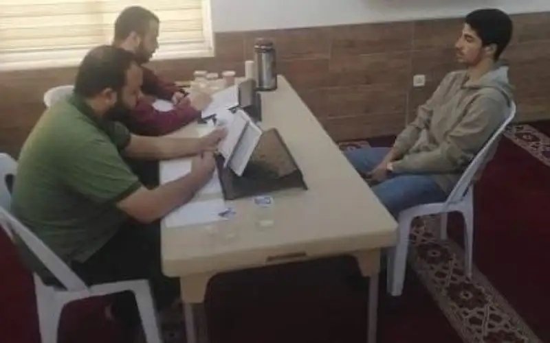 فتى أردني يسمع القرآن غيبا بجلسة