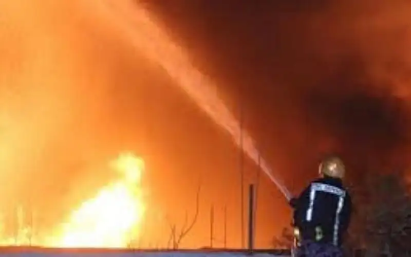 الدفاع المدني يخمد حريق في مستودعين