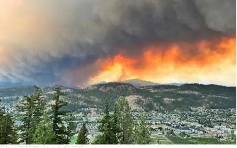 حرائق بلدة كيلونا الكندية تمتد لتنذر