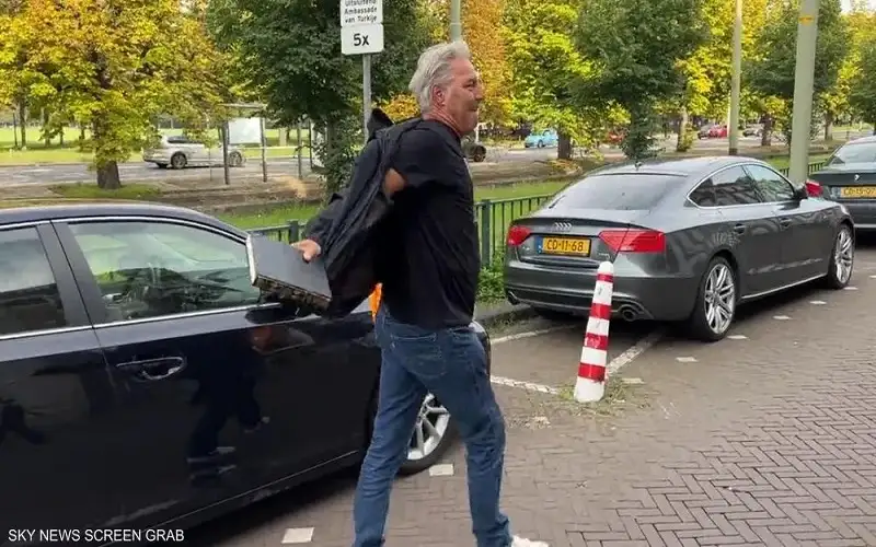 تمزيق نسخة من المصحف خلال تظاهرة