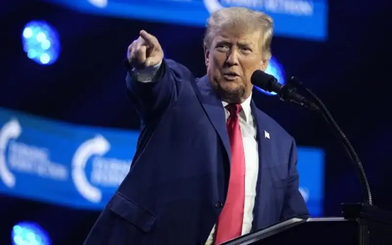 ترامب يهدد بمقاطعة أول مناظرة للمرشحين