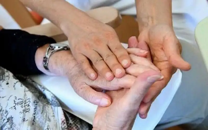 طبيبة تكشف الأسباب الرئيسية لخدر اليدين