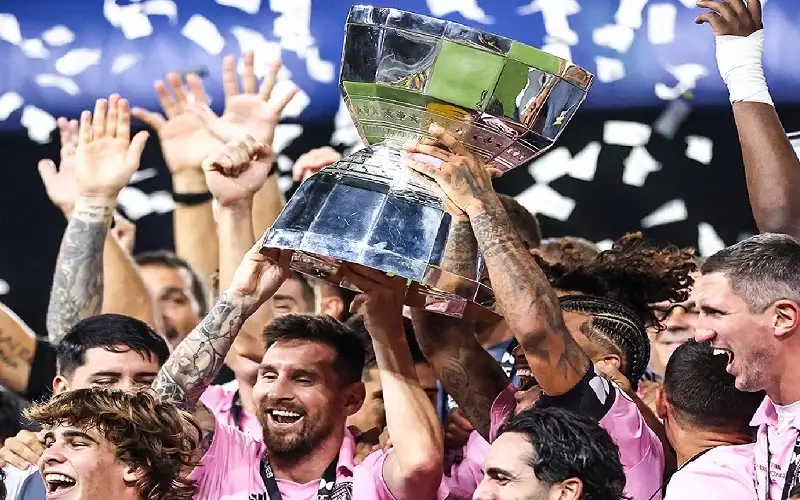 ميسي أكثر لاعب تحقيقا للبطولات في