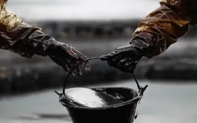 النفط ينخفض بفعل زيادة محتملة في