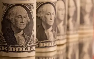 الدولار قرب مستويات مرتفعة مع زيادة