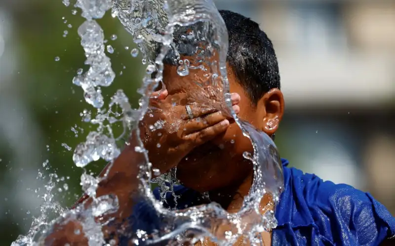 طقس حار نهارا ومعتدل ليلا