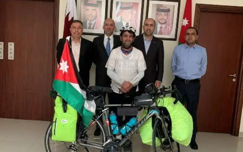 أردني يسافر بدراجته من الأردن للخليج