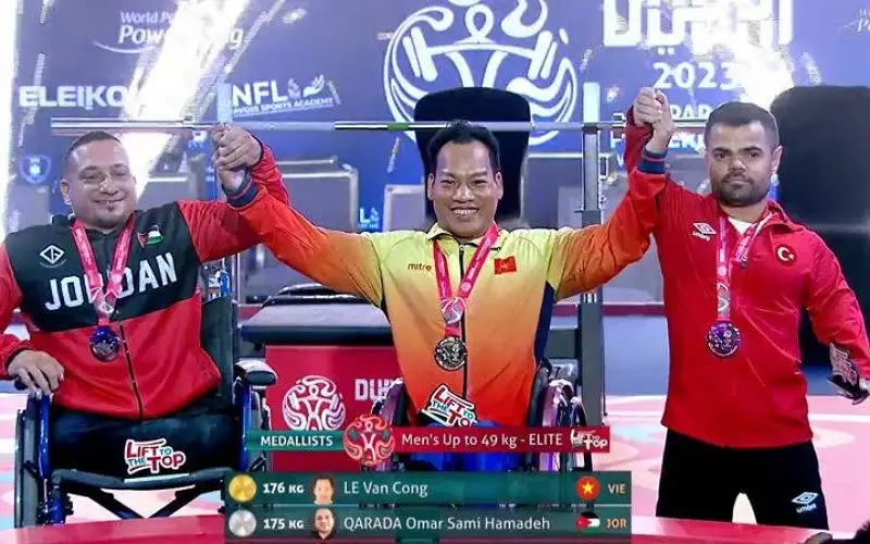 أردني يتوج بفضية العالم لرفع الأثقال