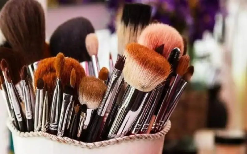 حاجة ضرورية … تنظيف فراشي المكياج