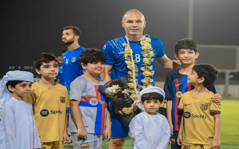 الإمارات يحدد شروط مقابلة الجماهير لإنييستا