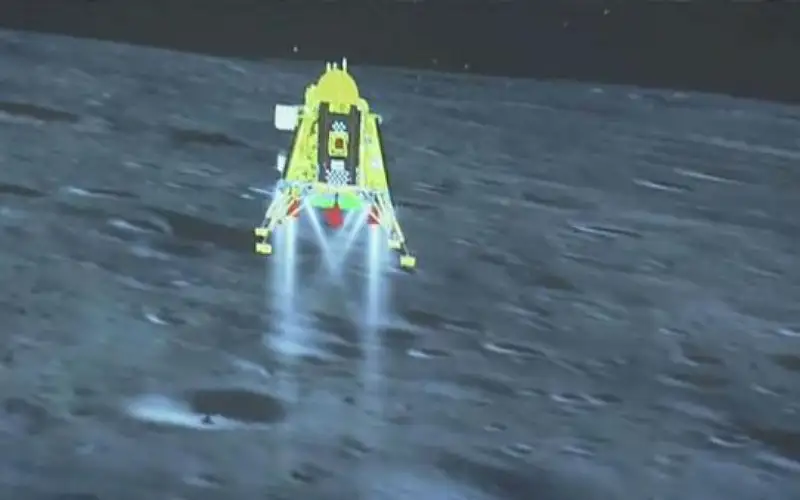 الروبوت الهندي يبدأ استكشاف قطب القمر
