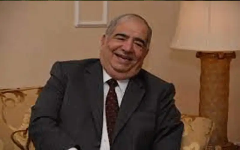 حوار صاخب في صالون أمين محمود